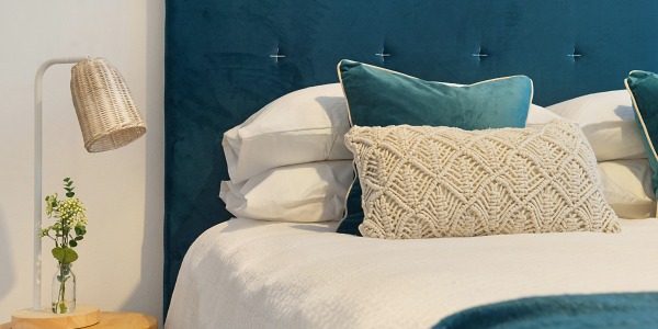 Łóżko tapicerowane z pojemnikiem na pościel – jakie wybrać?